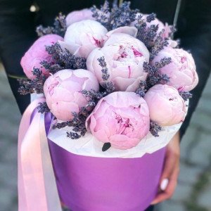 9 розовых пионов с лавандой