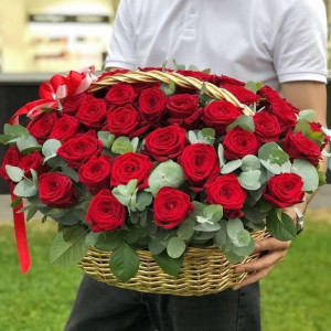Корзина 51 красная роза с эвкалиптом