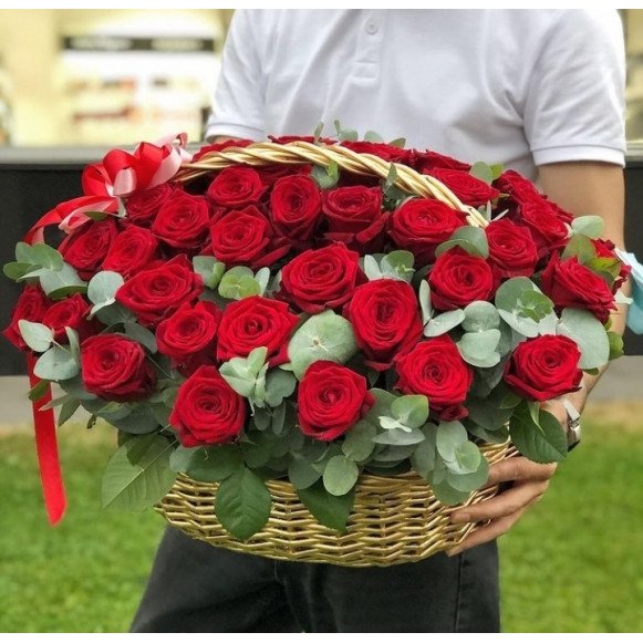 Корзина 51 красная роза с эвкалиптом