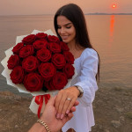 19 бордовых роз